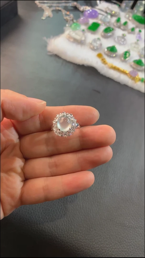 18K金镶嵌戒指翡翠戒指