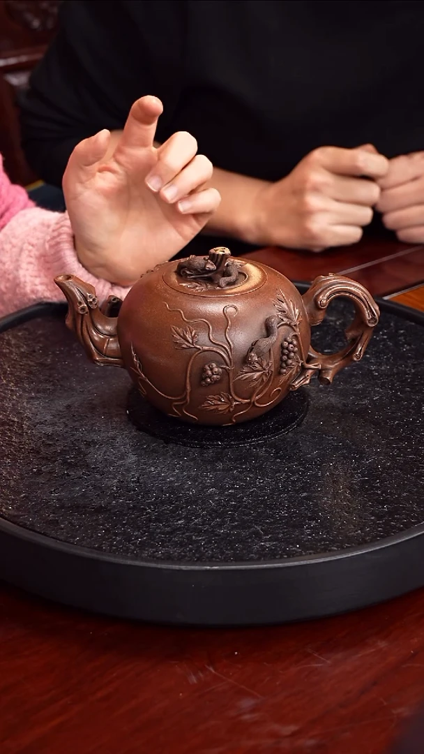 茶壶紫砂冯桂林 松鼠葡萄150  紫泥  750毫升 冯新芳