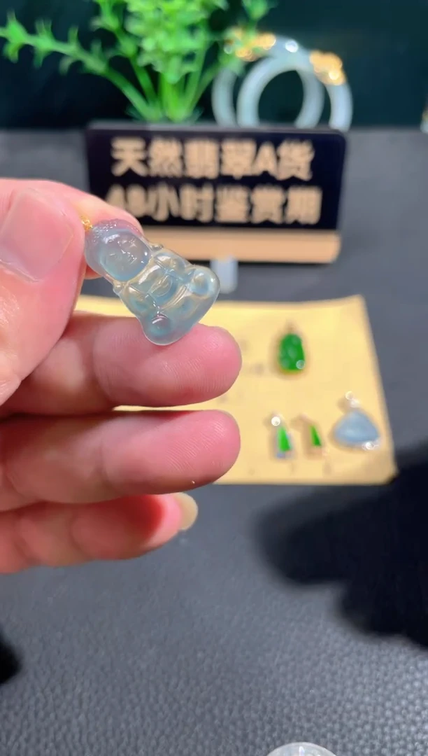 翡翠18K金镶嵌颈饰翡翠