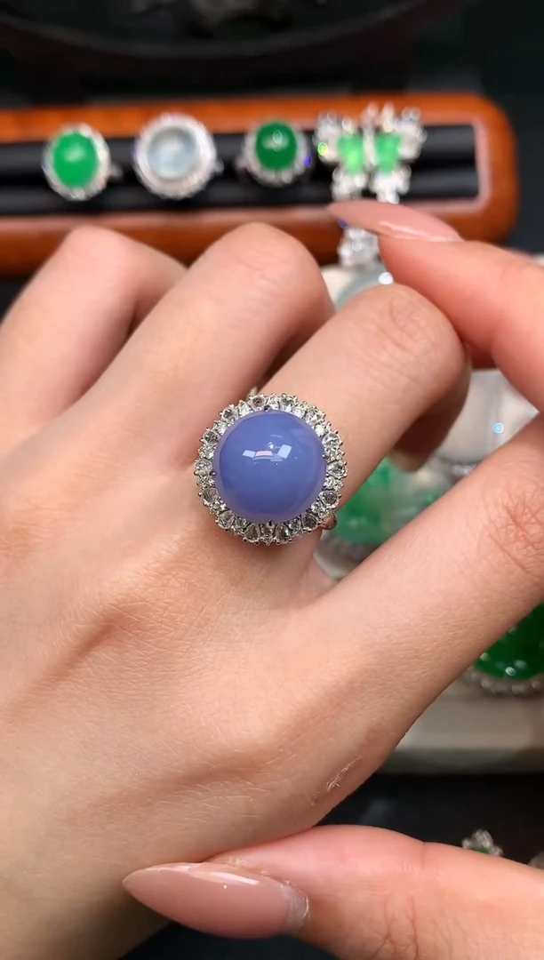 颈饰18K金镶嵌翡翠戒指