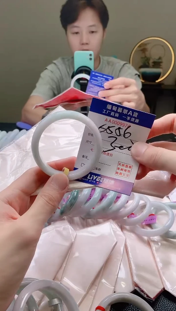 翡翠手镯未镶嵌AAAAAAA