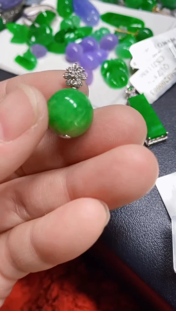 颈饰18K金镶嵌翡翠珠子