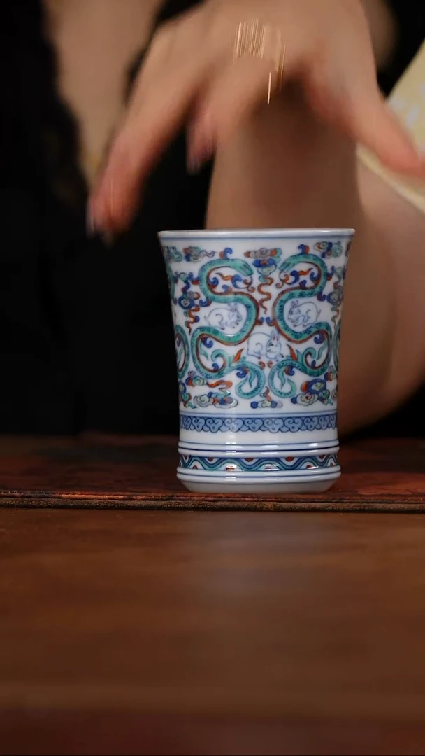 涂杏花斗彩蛇盘兔纹杯