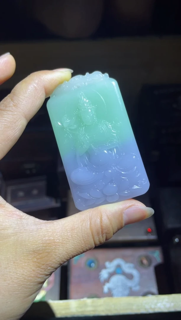 和田玉未镶嵌颈饰三色双面工观音1件