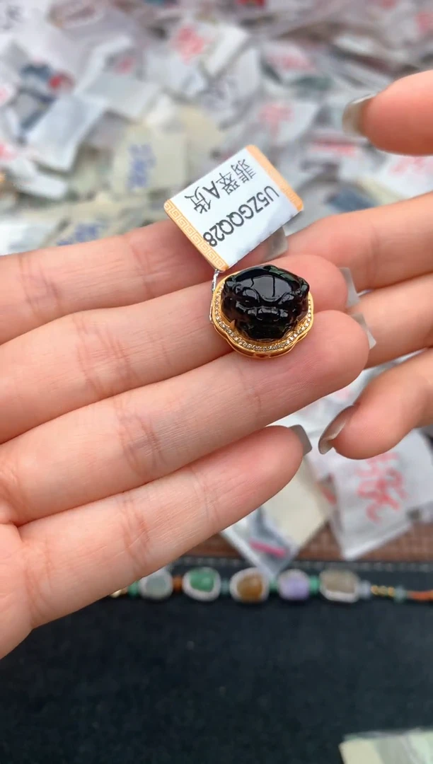 18K金镶嵌挂件翡翠一