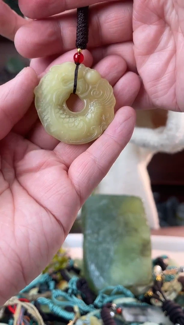 未镶嵌蛇纹石玉颈饰`