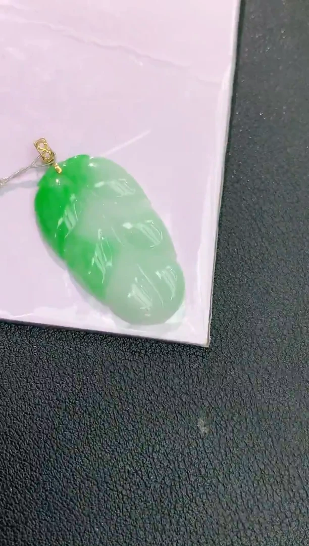 颈饰18K金镶嵌翡翠赠礼盒证书 丁丁