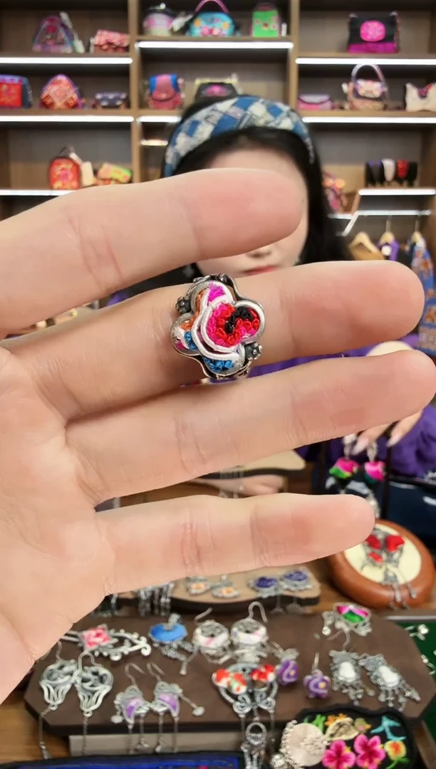 【闪购商品】织绣136蒙阿苏苗绣传承