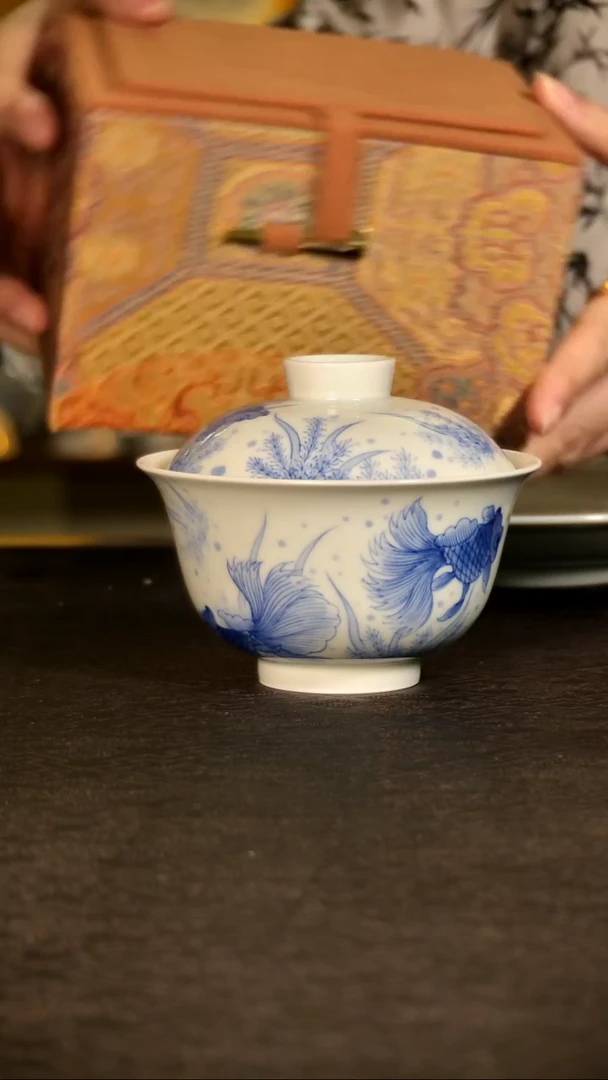 乐之斋青花金鱼盖碗