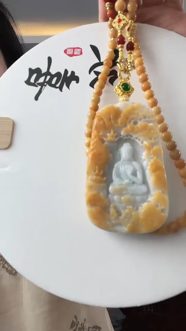 翡翠未镶嵌颈饰大日如来