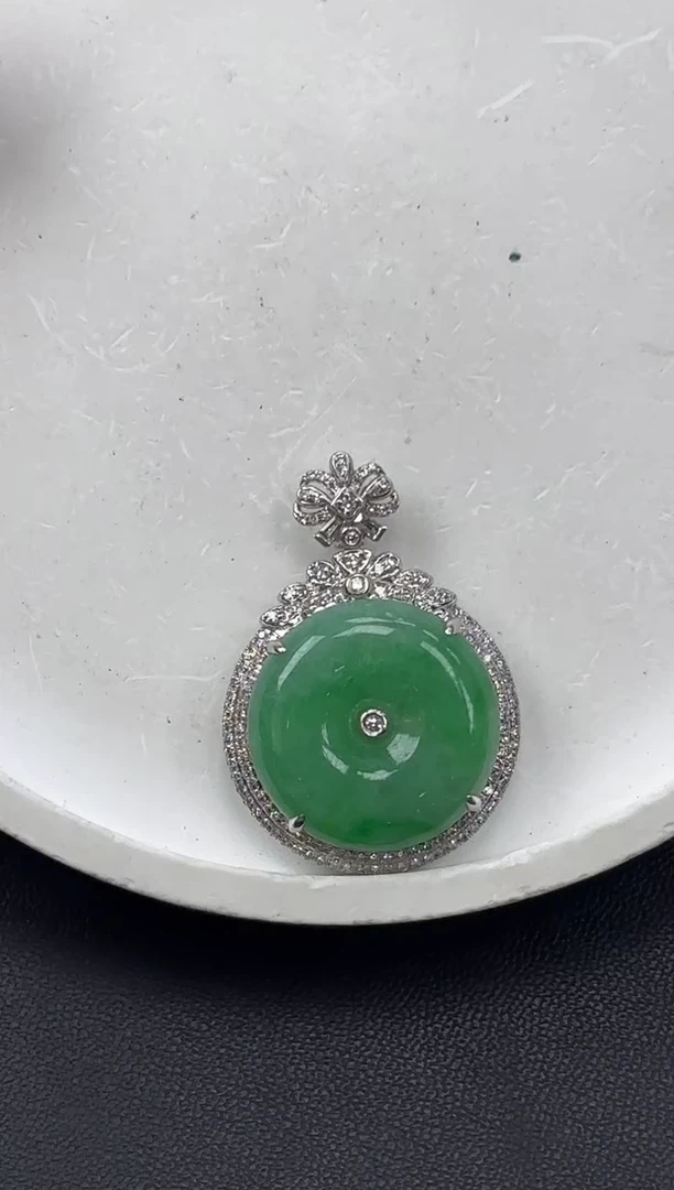 18K金镶嵌挂件翡翠平安扣