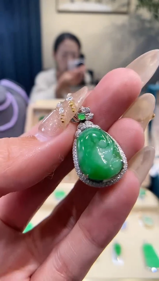 【闪购商品】翡翠吊坠(不含链)18K金镶嵌如意