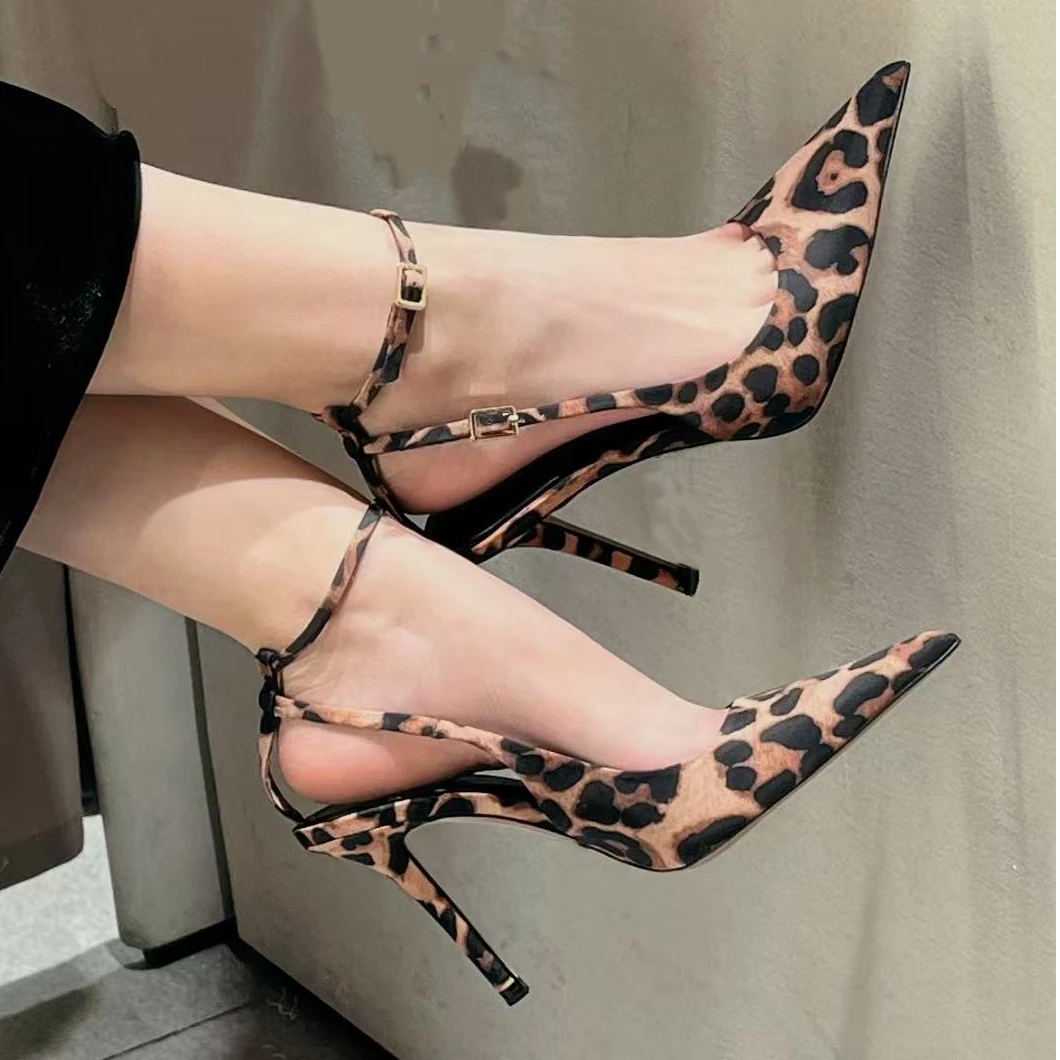 豹纹尖头包头高跟鞋女2025春夏新款一字带细跟气质高跟鞋