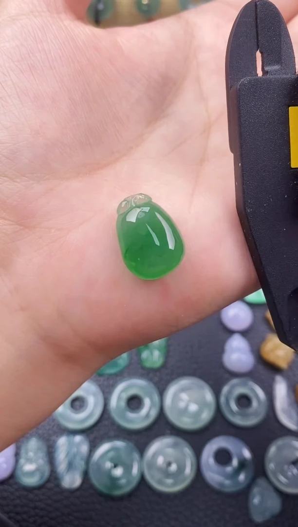 翡翠未镶嵌颈饰紫****）福瓜