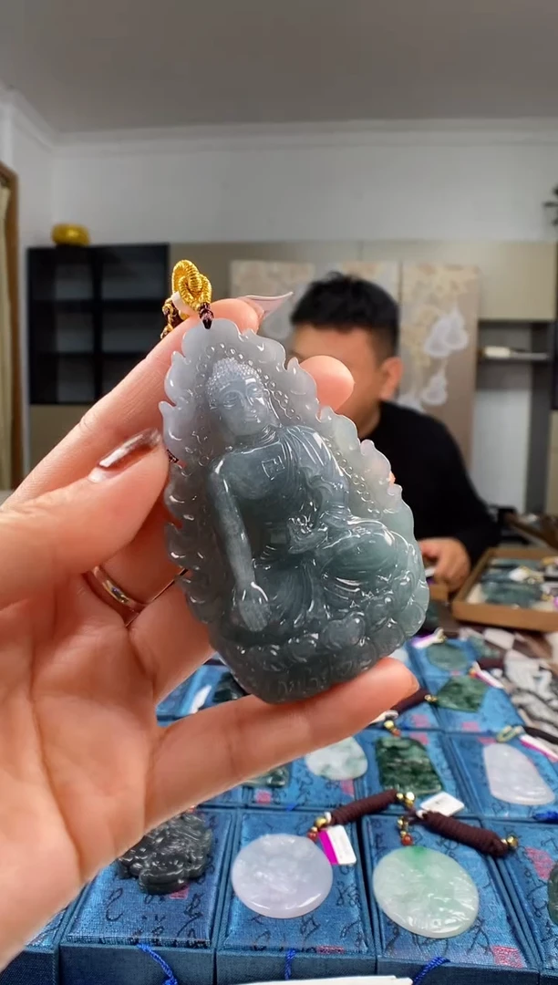 颈饰未镶嵌翡翠  多样性发其一