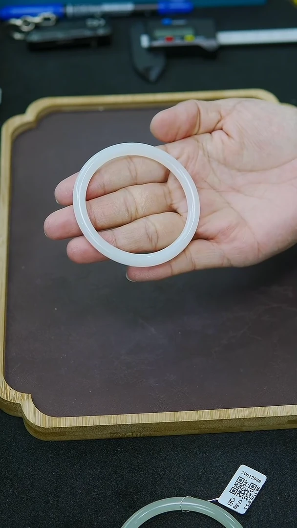 未镶嵌手镯和田玉55圈口  白玉美人条手镯