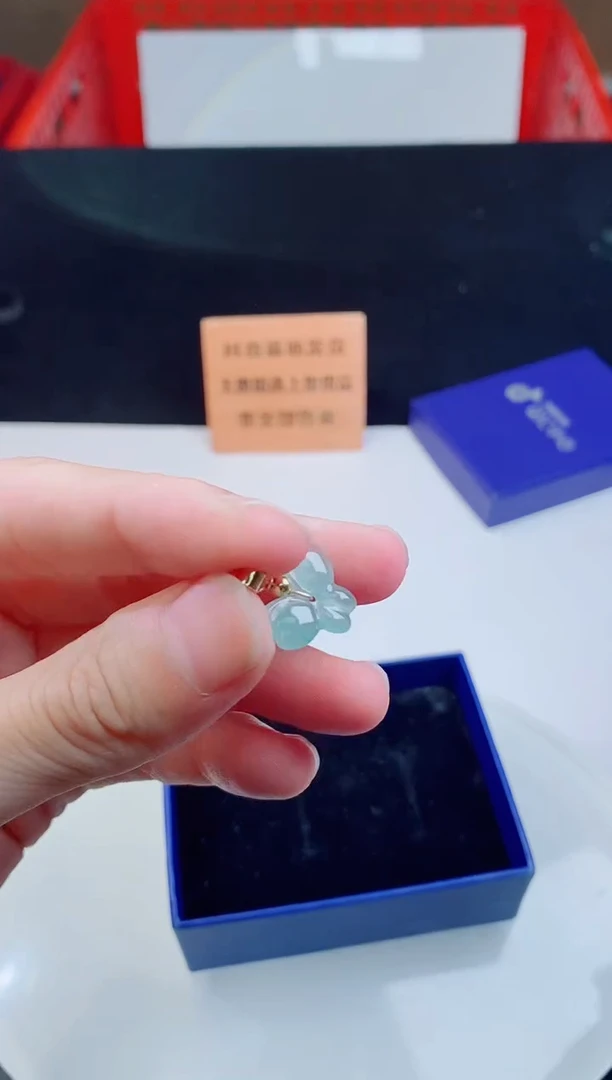 颈饰未镶嵌翡翠   `