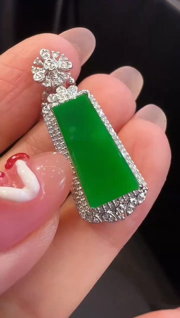 颈饰18K金镶嵌翡翠吊坠