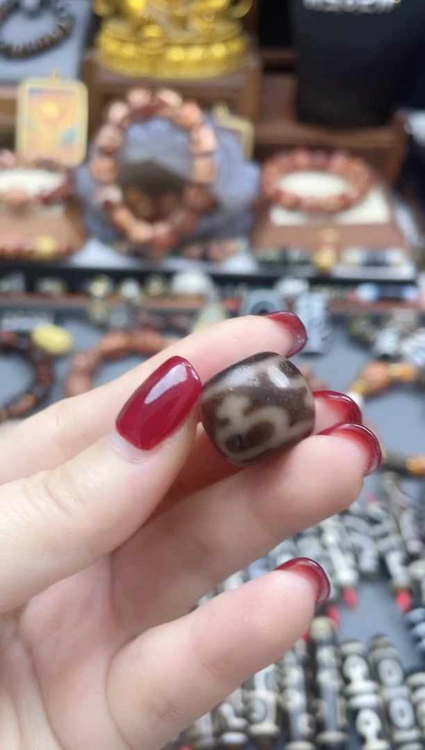 玛瑙/玉髓散珠曲贡剁珠宝瓶