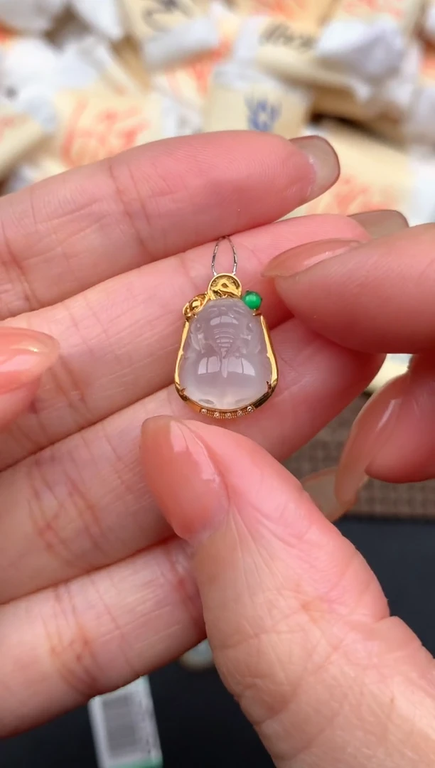 18K金镶嵌挂件翡翠一