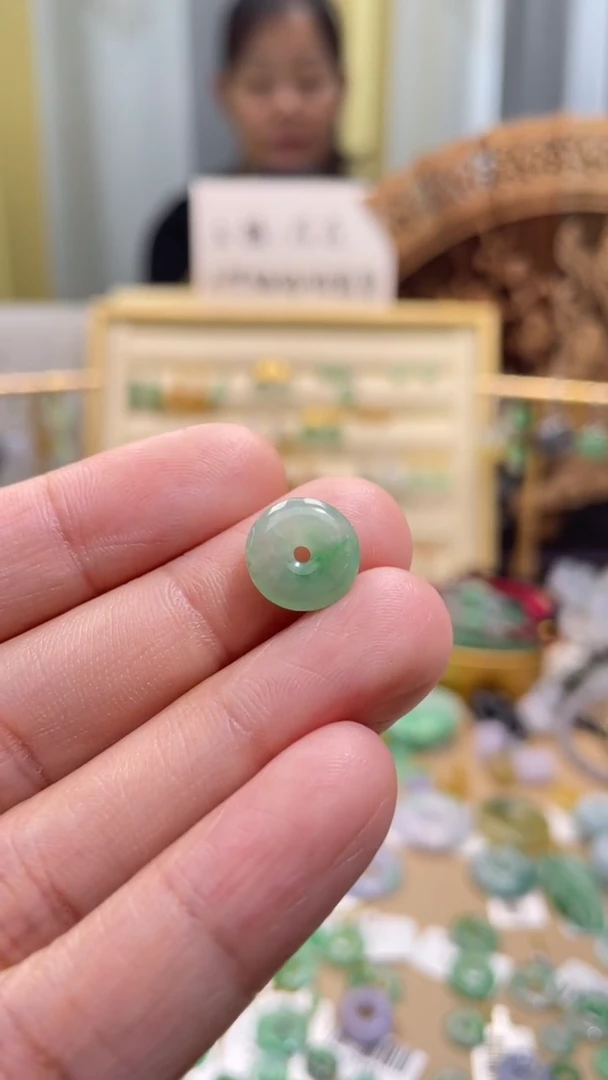 颈饰未镶嵌翡翠平安扣