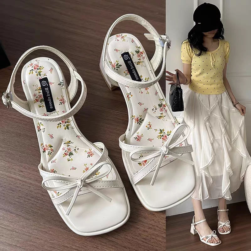 欧伦啄木鸟法式复古罗马一字带凉鞋女2025夏新时尚绝美外穿高跟鞋