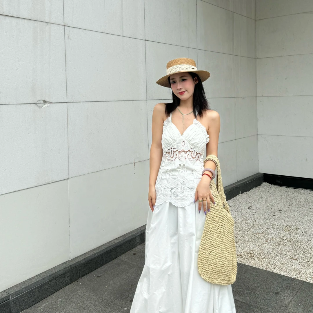 【梨零零同款】高级设计感法式复古度假风蕾丝挂脖镂空绣花带连衣裙