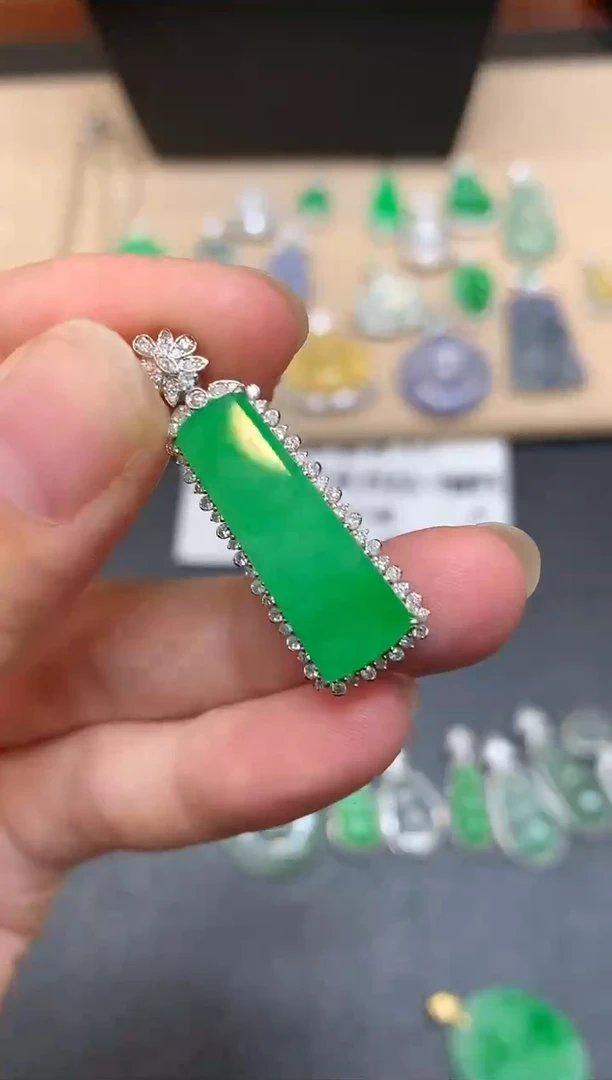 颈饰18K金镶嵌翡翠无事牌【无服务费