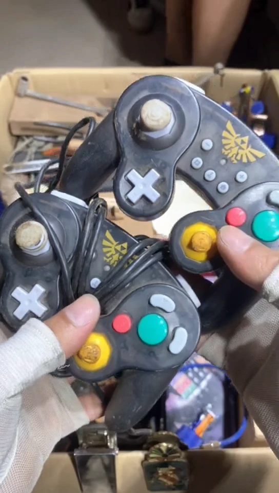 8新p****戏.899中古商品，瑕疵品，不保好坏。