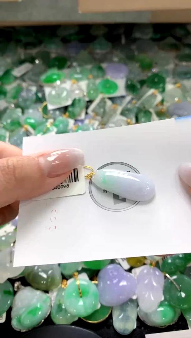 颈饰18K金镶嵌翡翠1111111111111111