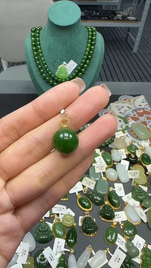 18K金镶嵌和田玉挂件1