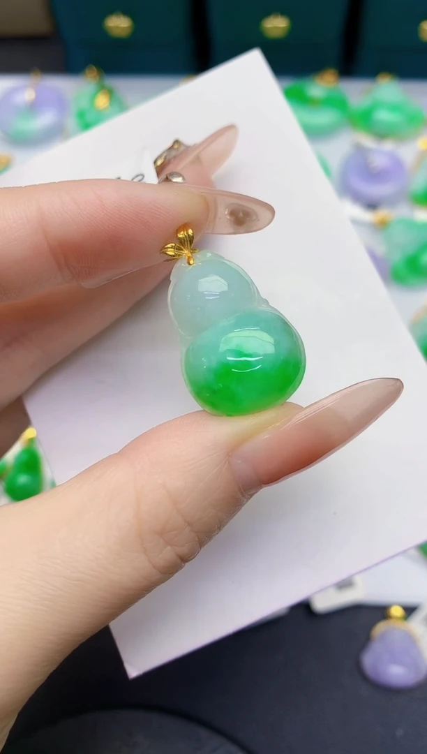 颈饰18K金镶嵌翡翠缅甸天然翡翠A货