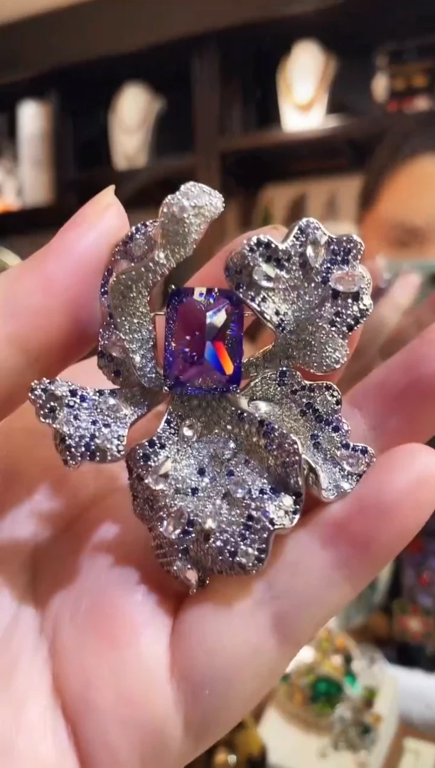 铜合金仿水晶胸针