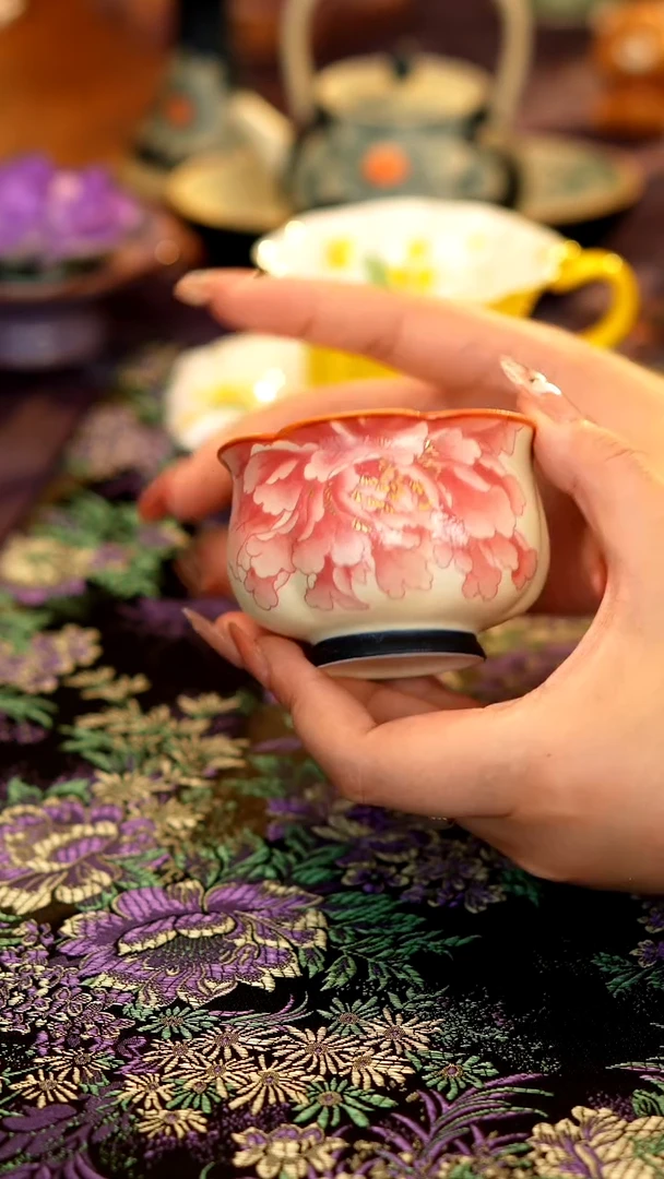 岩矿白牡丹花口杯········