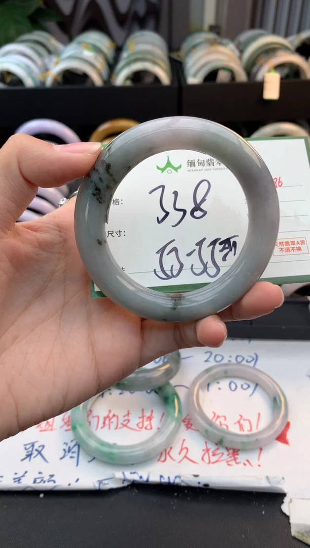 未镶嵌定制翡翠毛货需精细抛光+多人