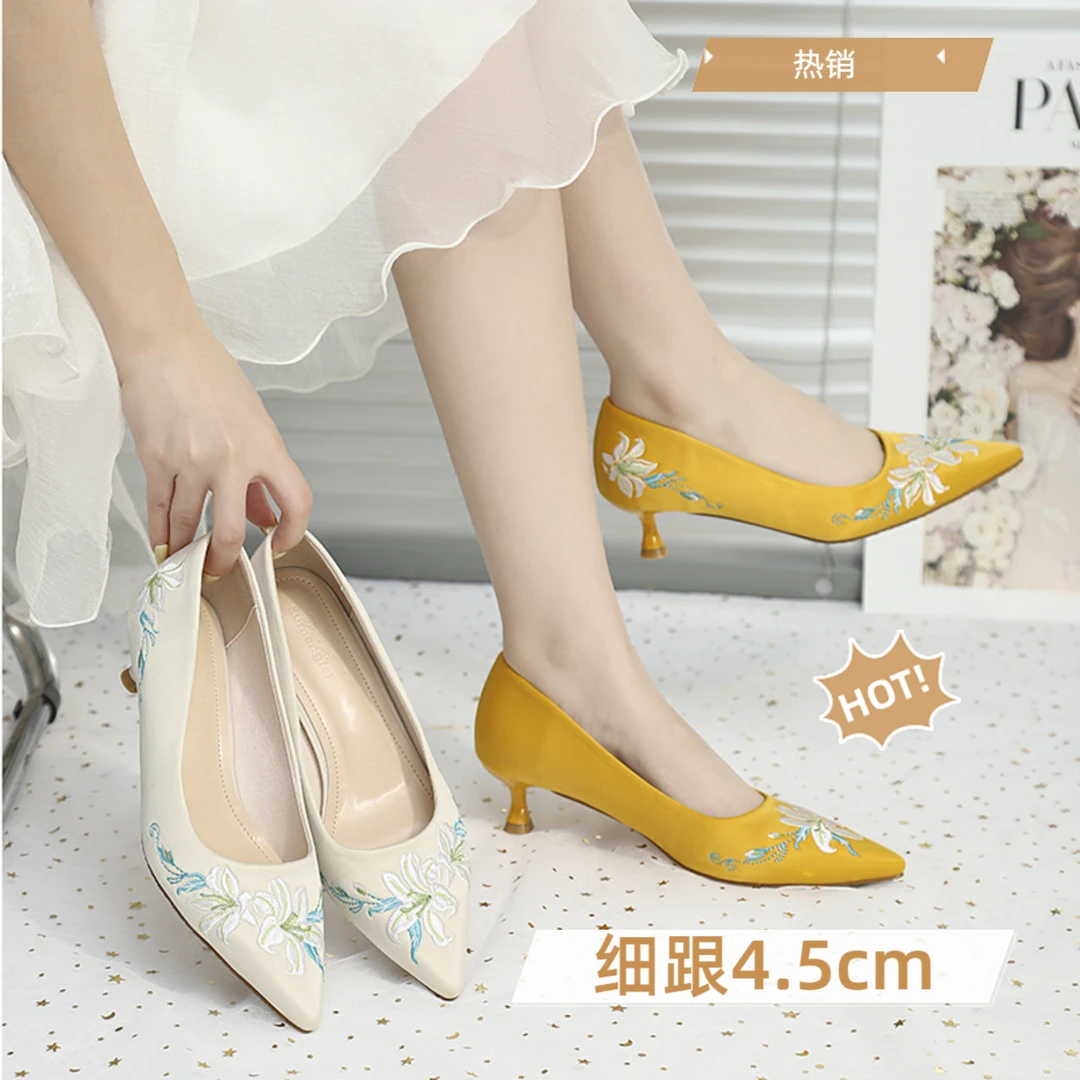 国风小清新绣花鞋女高级感百合花缎面刺绣低跟汉服高跟鞋配旗袍鞋