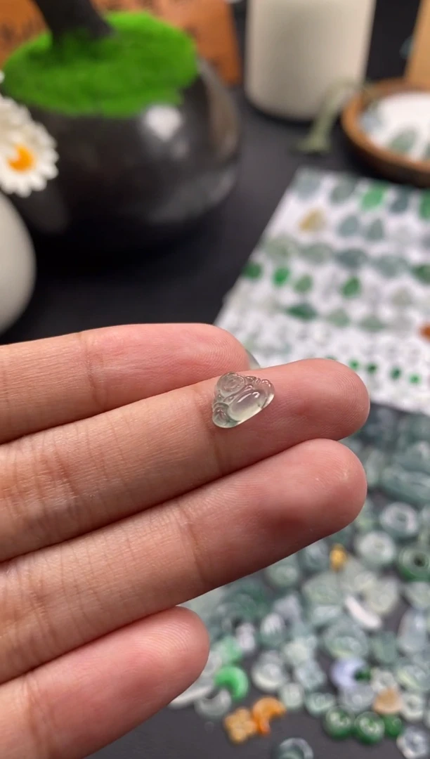 颈饰未镶嵌翡翠冰种佛公