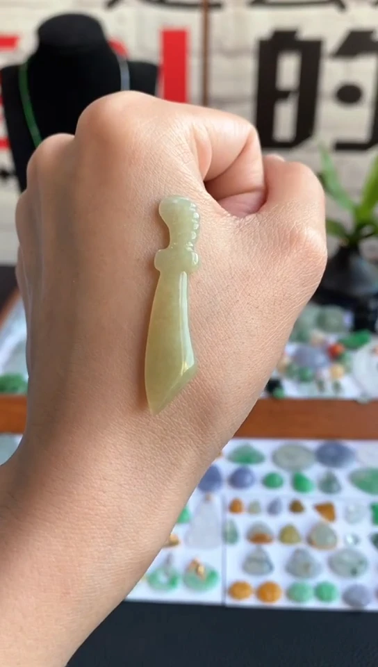 颈饰未镶嵌翡翠刀