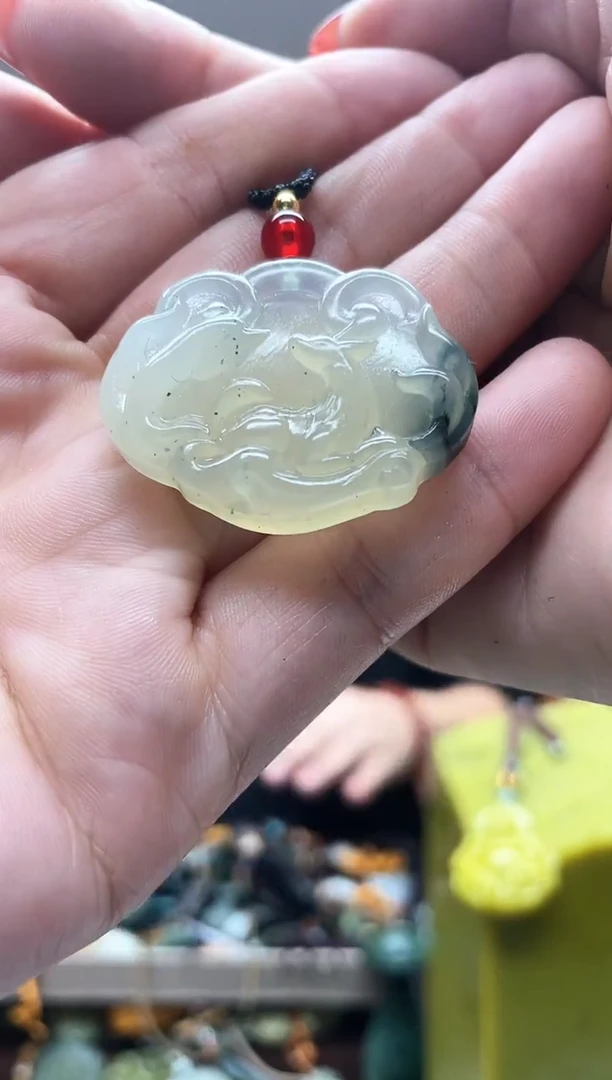 未镶嵌岫玉吊坠··