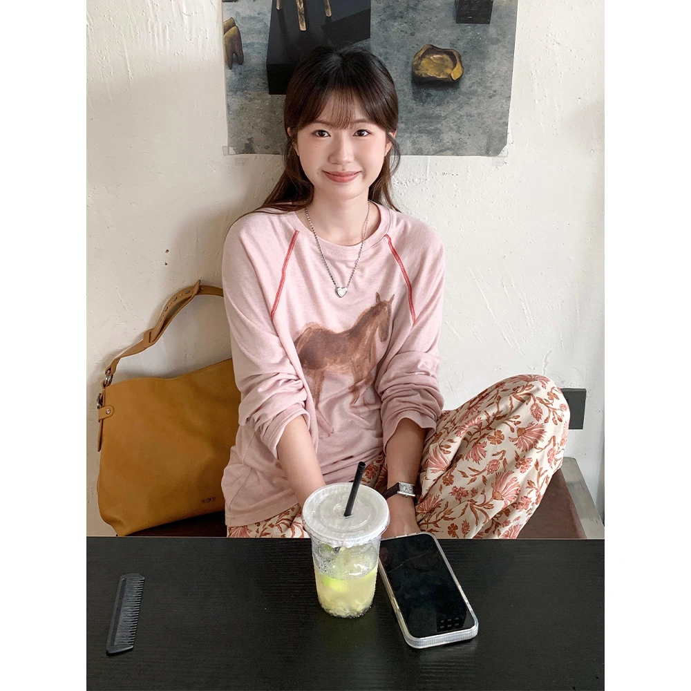 韩系穿搭粉色印花长袖正肩t恤女早秋设计感单穿绝美巨好看的上衣