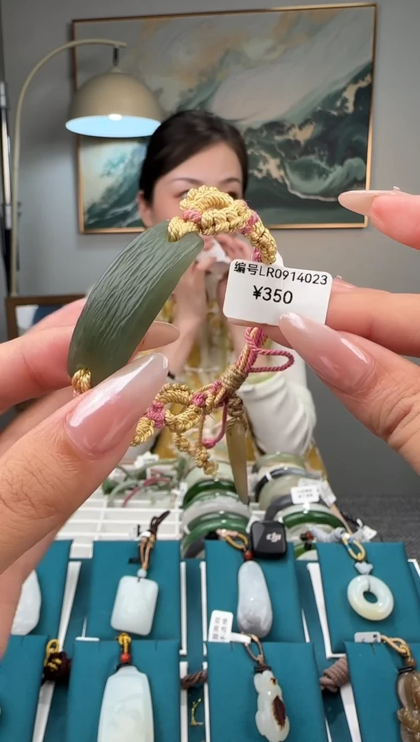 颈饰未镶嵌和田玉吊坠 LR