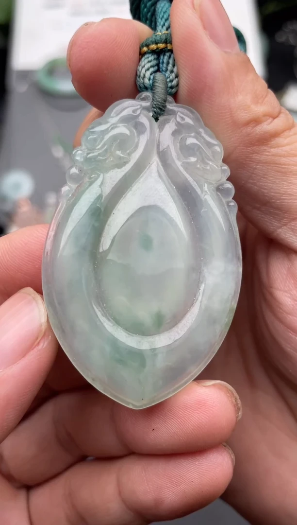 颈饰未镶嵌翡翠吊坠·