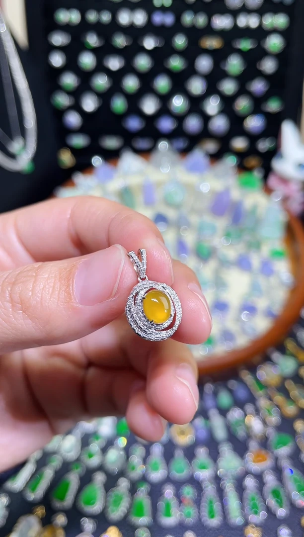 颈饰18K金镶嵌翡翠玻璃种黄蛋面吊坠