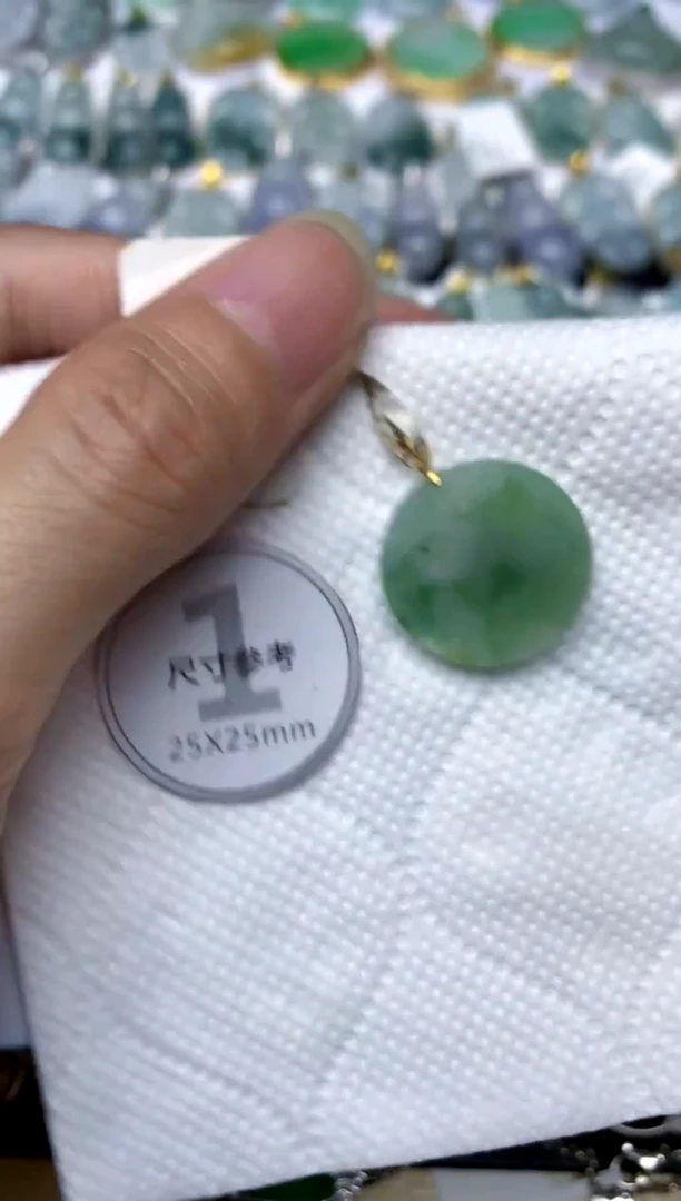 颈饰18K金镶嵌翡翠天然A货翡翠