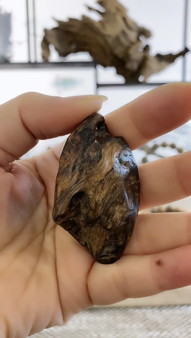 【闪购商品】沉香吊坠芽庄陈年料扭丝结13.26克