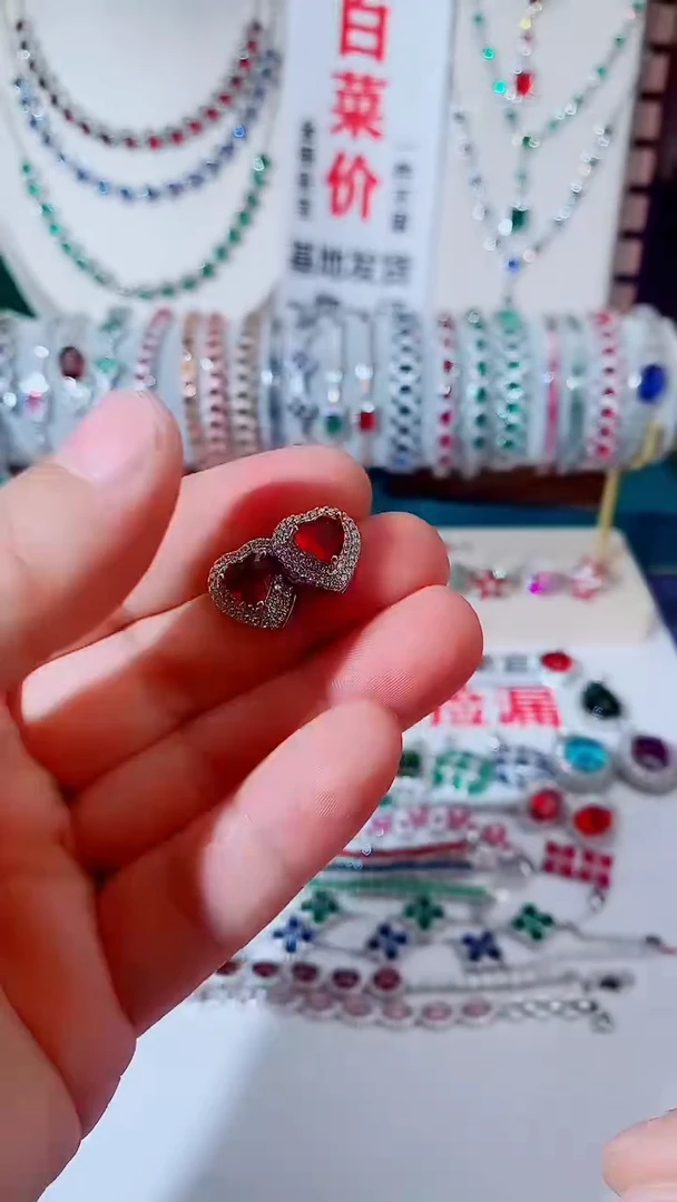 耳饰未镶嵌红宝石红宝石爱心耳钉