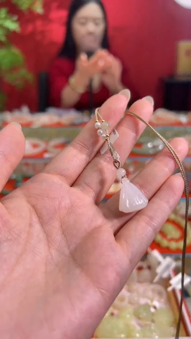 颈饰未镶嵌和田玉白玉莲蓬