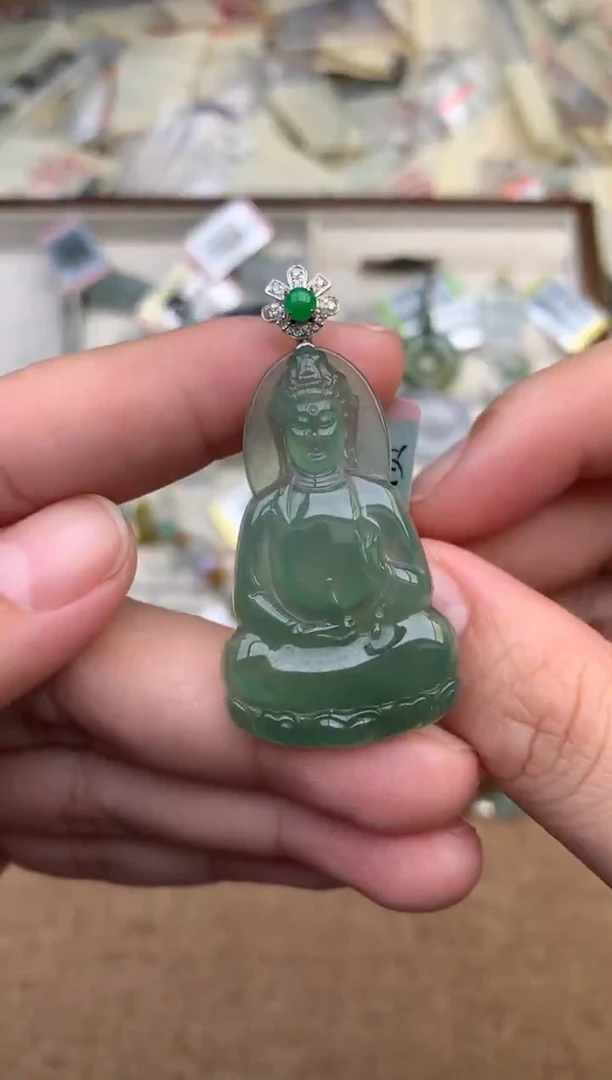 18K金镶嵌挂件翡翠一