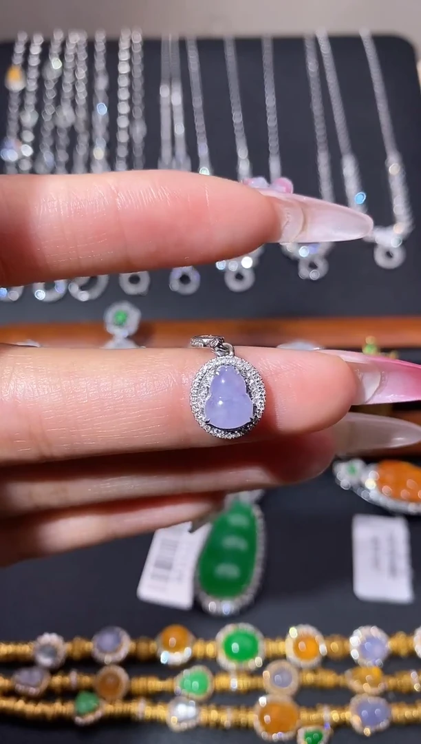 颈饰18K金镶嵌翡翠吊坠