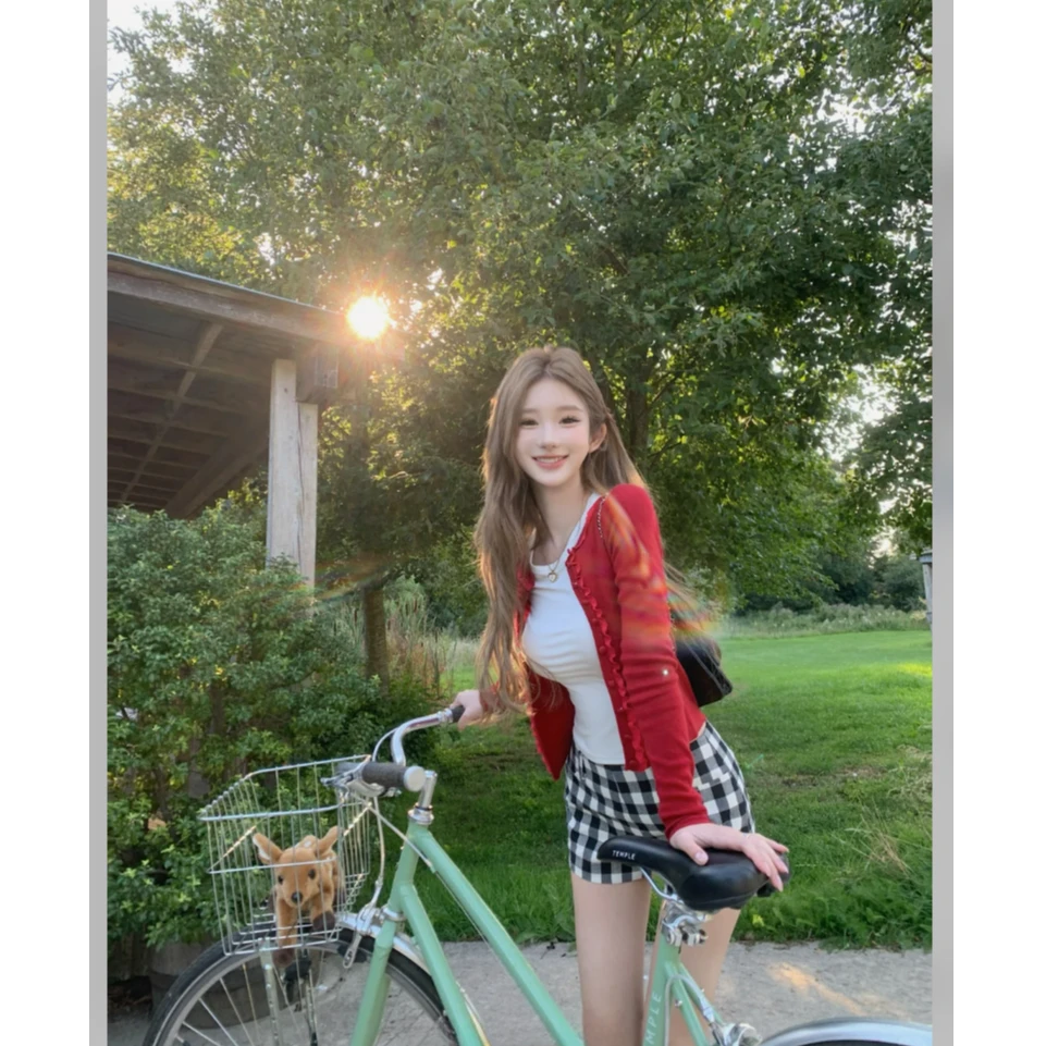 法式气质百搭木耳边开衫休闲修身上衣女搭配高腰显瘦格纹短裤套装